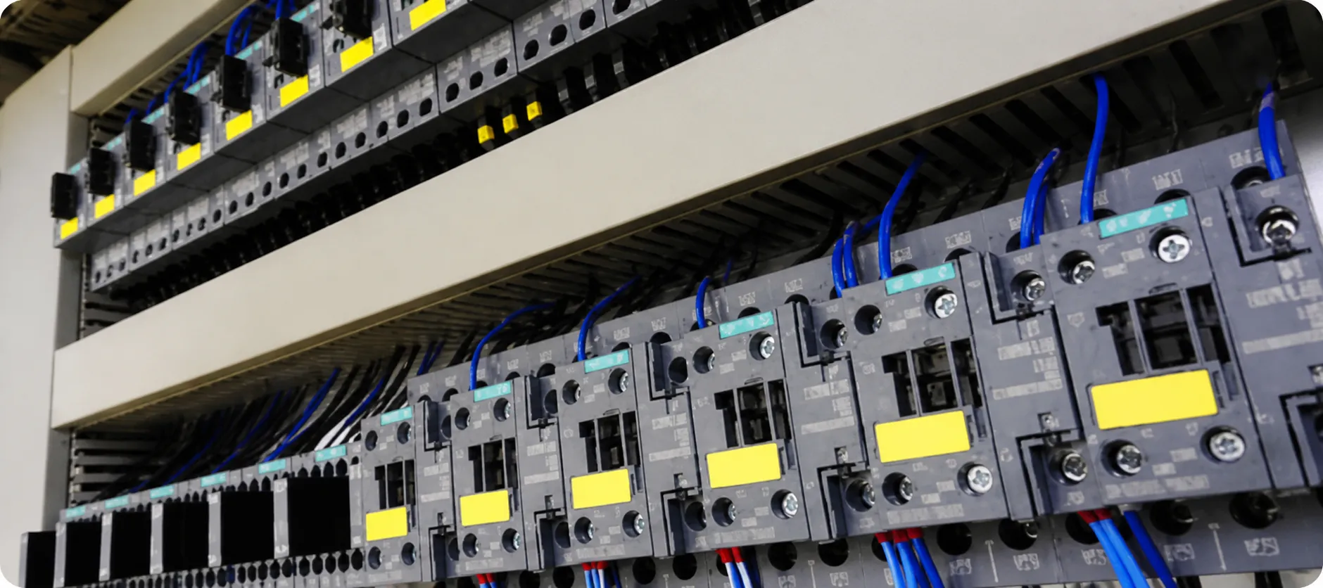 Componentes de control industrial en un tablero integrado por Tecno All